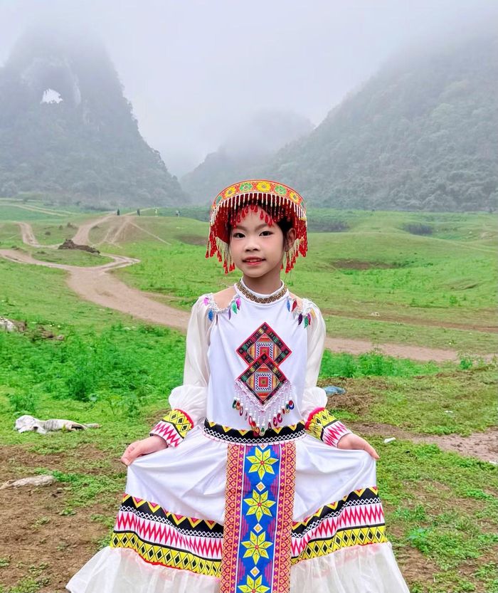 Bé Mai Lan và mẹ.