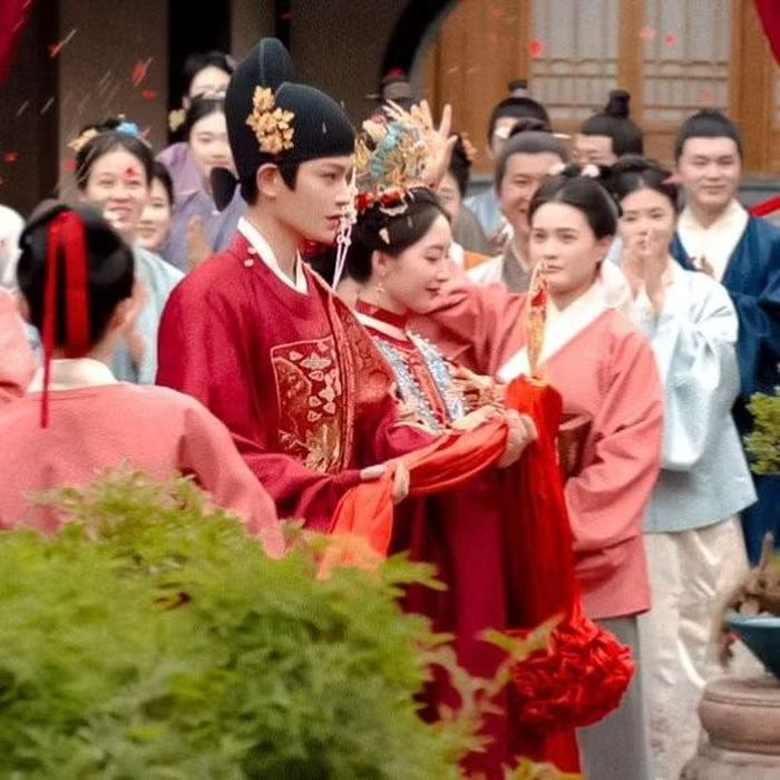 Lăng - Vân giận dỗi không quá 1 tập. Cả hai sẽ sớm thấu hiểu cho nhau, rồi tiếp tục cử hành hôn lễ. Theo trailer phim, Cửu gia còn mặc hỉ phục đi cứu mẹ vợ để bà kịp có mặt tại đám cưới, chúc phúc cho con gái.