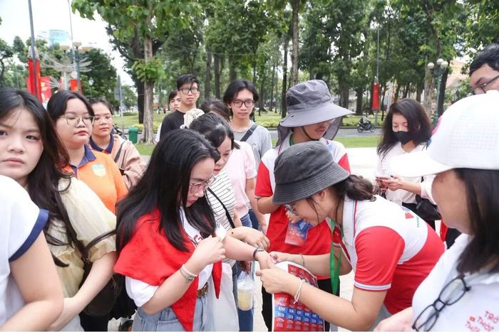 Công tác đón khách tham gia sự kiện diễn ra trật tự. - Ảnh: Fanpage Trở Về Thời Khắc Thiêng Liêng