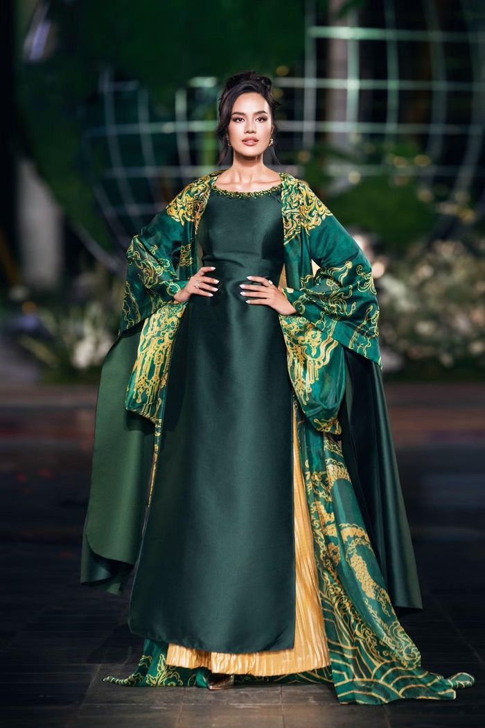 Đương kim Miss World người Thái Lan Opal Suchata Chuangsri trong đêm diễn.