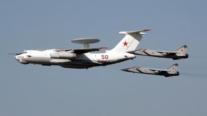 Nhờ khả năng "soi từ trên cao", radar của máy bay AWACS sẽ hạn chế rất nhiều khả năng lợi dụng địa hình địa vật của tên lửa hành trình trong giai đoạn tiếp cận mục tiêu, đây là lợi thế chỉ có phi cơ cảnh báo sớm mang lại được.