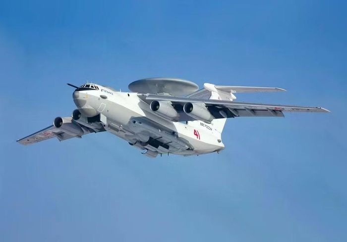 Tờ báo Pháp L'Indépendant cũng xác nhận thông tin này. Theo nhận xét, chính vì các máy bay A-50U của Nga mà Kyiv đã ngừng bắn tên lửa Flamingo vào các cơ sở công nghiệp.