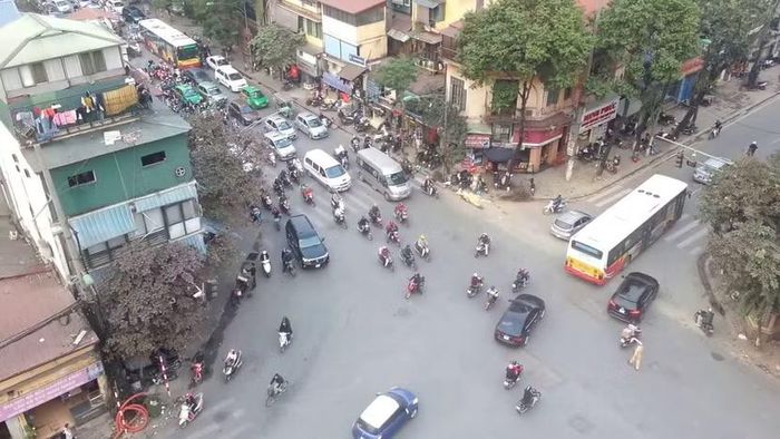 Xe taxi, xe hợp đồng dưới 9 chỗ chỉ được lưu thông 1 chiều trên phố Khâm Thiên trong khung giờ cao điểm