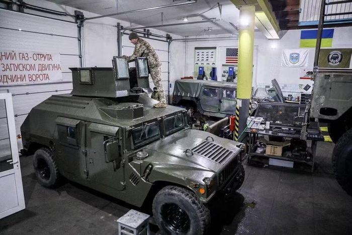 Hợp đồng ban đầu cho JLTV A2 có thời hạn 5 năm với tùy chọn gia hạn thêm 5 năm nữa. Thỏa thuận này quy định việc sản xuất tối đa 20.682 xe và 9.883 rơ moóc cho Lục quân và Thủy quân lục chiến Mỹ.