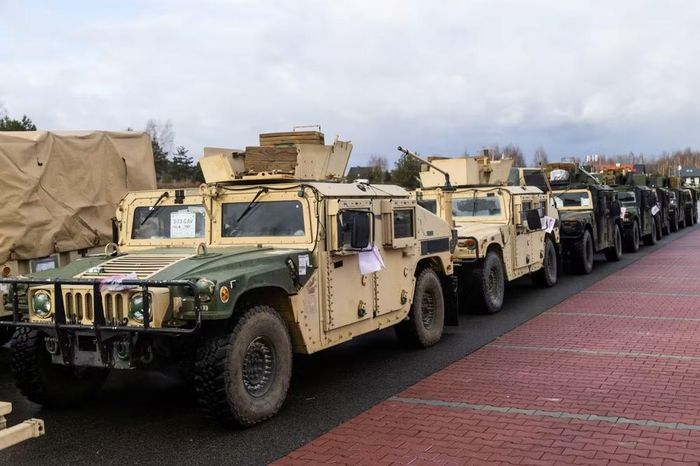 Mặc dù đã có thông báo về việc chuyển đổi từ Humvee sang JLTV, Lục quân Mỹ vẫn tiếp tục đặt các đơn hàng lớn cho HMMWV trong năm 2025 và 2026 bất chấp sự chậm trễ trong việc triển khai sản xuất JLTV A2.