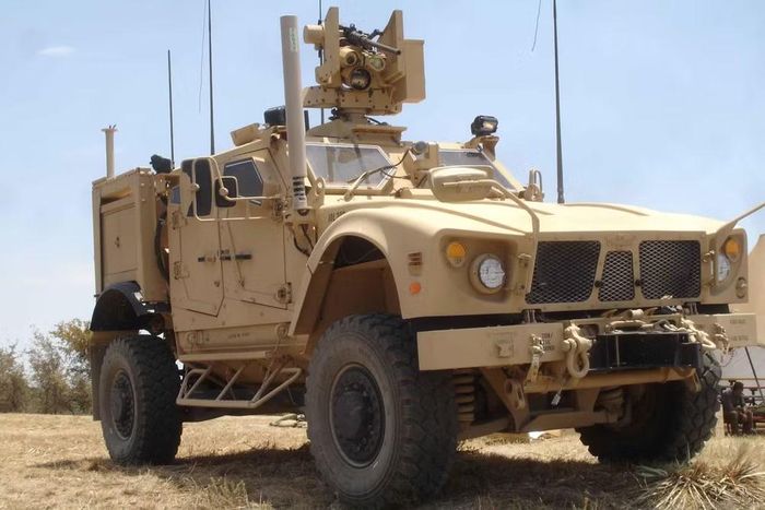 Hợp đồng sản xuất xe JLTV đầu tiên được trao vào tháng 8/2015 cho Oshkosh Defense - công ty này đã sản xuất và bàn giao được hơn 24.000 phương tiện.