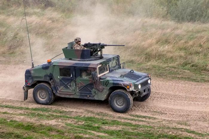Vào cuối tháng 6, Giám đốc điều hành của AM General - ông John Chadbourne, đã đưa ra một tuyên bố công khai bảo vệ chương trình xe chiến thuật JLTV A2.