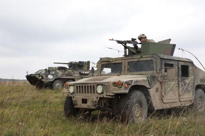 Sáng kiến Chuyển đổi Quân đội Mỹ năm 2025 kêu gọi ngừng mua sắm thêm xe HMMWV và thay thế bằng loại JLTV, cũng do AM General sản xuất, công ty đã thắng thầu sản xuất JLTV A2 thế hệ thứ hai.