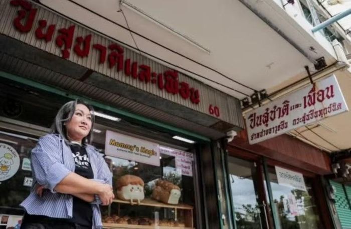 Cửa hàng Suchart and Friends Gun chuyển sang bán bánh mì