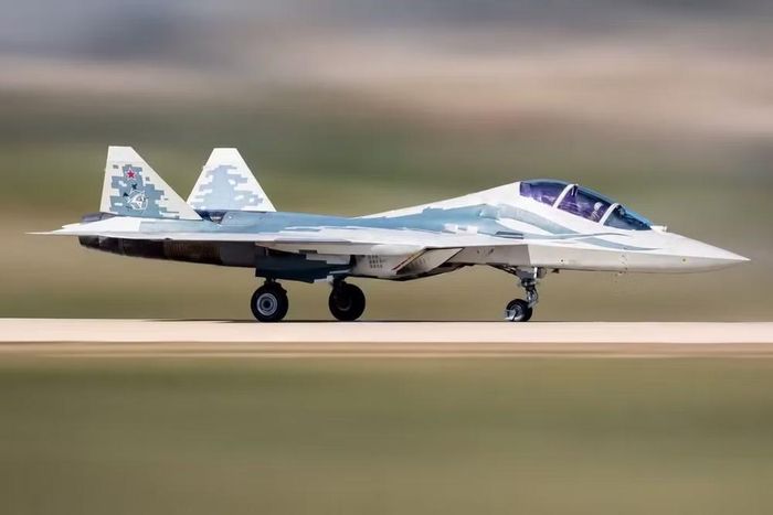 Như vậy Su-57D thực chất được biến thành một phòng thí nghiệm bay để tích hợp các thuật toán ra quyết định tự động vào khả năng điều khiển của máy bay và các hệ thống không người lái trực thuộc.
