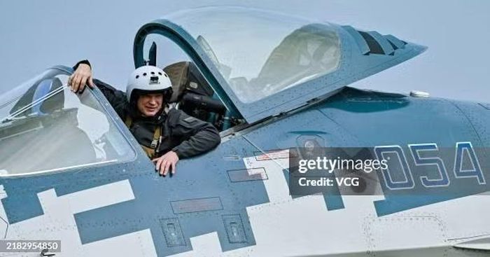 Tiêm kích Su-57D hai chỗ ngồi được chế tạo dựa trên một trong những nguyên mẫu bay thử nghiệm đầu tiên Su-57, đó là chiếc T-50-4 mang số hiệu đuôi "054".