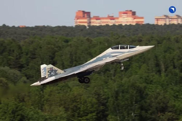 Song song với Su-57, Nga đang phát triển máy bay chiến đấu Su-75 Checkmate, được định vị là một nền tảng hạng nhẹ để bổ sung cho các máy bay chiến đấu hạng nặng.