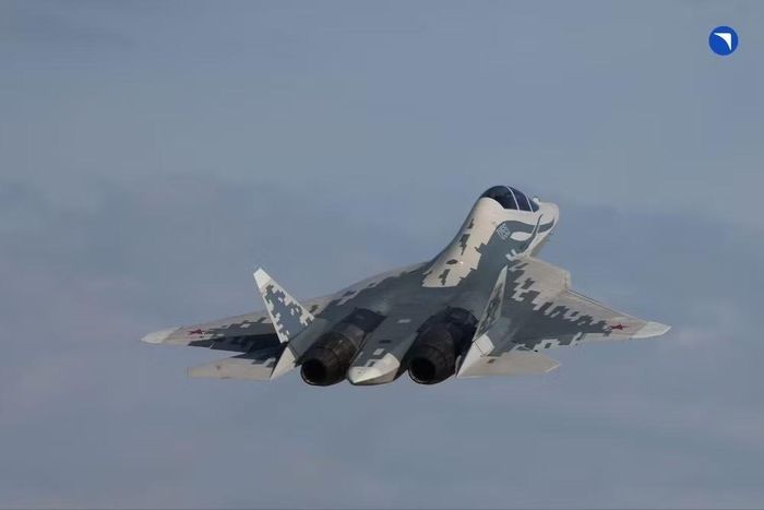 Đồng thời Nga tiếp tục phát triển động cơ giai đoạn hai cho Su-57 - “Sản phẩm 30”. Ngoài ra vào tháng 12/2024, mẫu thử T-50-2 “052” mà người Nga hiện đang thử nghiệm động cơ mới, đã được phát hiện lắp loại có vòi phun phẳng.