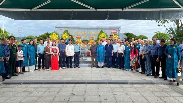 Hội đồng Họ Hà Việt Nam do Chủ tịch Hà Quang Dự làm trưởng đoàn tham dự lễ tưởng niệm 85 năm ngày Tổng Bí thư Hà Huy Tập anh dũng hy sinh vì sự nghiệp đấu tranh giải phòng dân tộc tại Cẩm Hưng, Hà Tĩnh ngày 18/8.