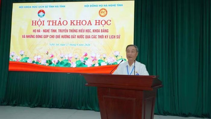 ThS. Đại tá Nguyễn Trọng Thắng - Phó Chủ tịch Hội Khoa học Lịch sử tỉnh Hà Tĩnh phát biểu tại Hội thảo khoa học “Họ Hà Nghệ Tĩnh, truyền thống hiếu học, khoa bảng và những đóng góp cho quê hương, đất nước qua các thời kỳ lịch sử”.