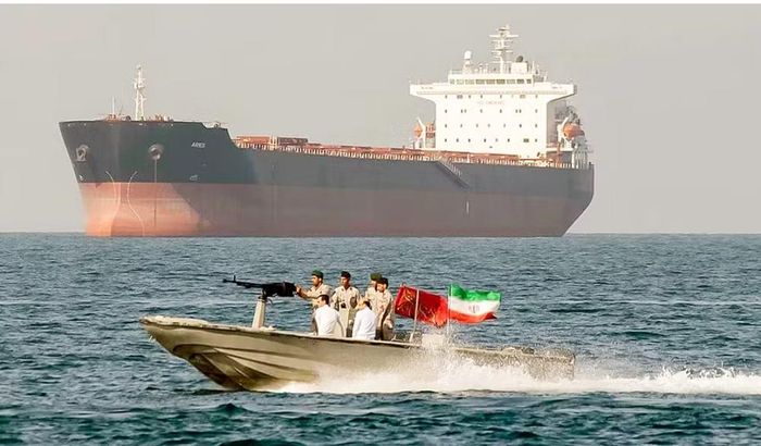 Trong khi Mỹ khẳng định đang kiểm soát tuyến hàng hải, Iran vẫn bác bỏ yêu sách của Washington và duy trì lập trường cứng rắn về việc mở lại eo biển.