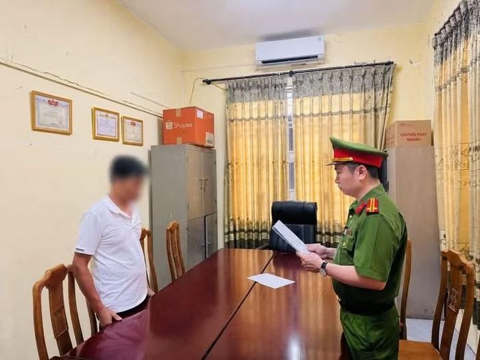 Cơ quan CSĐT đọc quyết định khởi tố bị can đối với B.V.H.