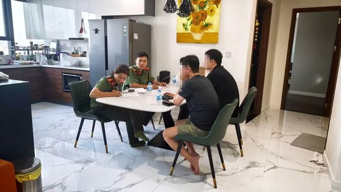 Công an phường Phú Thượng tuyên truyền, hướng dẫn các chủ cơ sở cho thuê trọ, để nâng cao ý thức chấp hành pháp luật