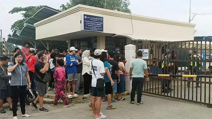 Người dân tập trung bên ngoài trường học sau vụ xả súng