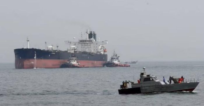 Vì vậy, việc Tehran tiếp tục đóng cửa tuyến hàng hải này đang trở thành một trong những vấn đề then chốt trong bất kỳ nỗ lực đàm phán nào giữa Mỹ và Iran.