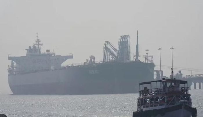 Eo biển Hormuz nối vịnh Ba Tư với vịnh Oman và biển Ả Rập, là tuyến vận chuyển khoảng 20% nguồn cung dầu toàn cầu.