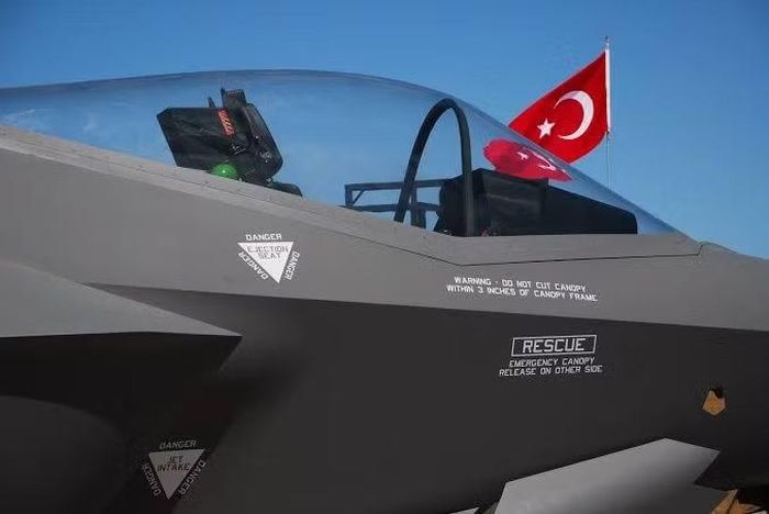 Tuy nhiên ý định trên lập tức gặp trắc trở khi chỉ vài giờ sau, Thủ tướng Israel Benjamin Netanyahu đã cảnh báo việc bán máy bay chiến đấu thế hệ thứ năm cho Thổ Nhĩ Kỳ có thể "phá vỡ sự cân bằng quyền lực ở Trung Đông".