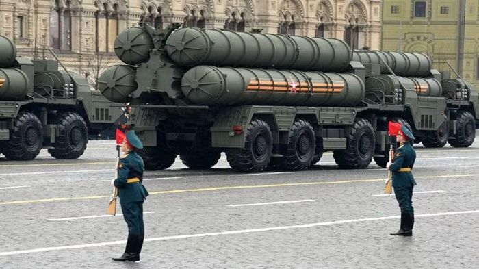 Không chỉ có vậy,nhiều đồng minh của ông Trump thuộc phe cứng rắn, họ kiên quyết yêu cầu Thổ Nhĩ Kỳ hoàn toàn từ bỏ hệ thống phòng không của Nga trước khi Washington thực hiện bất kỳ bước đi nào.