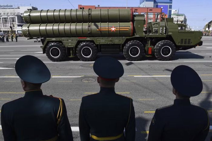 Bên cạnh đó, Ankara có lẽ muốn giữ tổ hợp phòng không S-400 trong kho vũ khí của mình như một lực lượng dự bị nhằm đề phòng trường hợp xảy ra mối đe dọa đặc biệt đối với an ninh quốc gia.