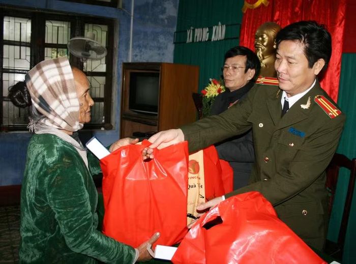 Nhà báo, Trung tá Mai Thế Hưng thực hiện hành trình thiện nguyện trong Chương trình “Tết vui cùng người nghèo” do Báo An ninh Thủ đô và các nhà hảo tâm tổ chức đến bà con nhiều địa phương trên cả nước