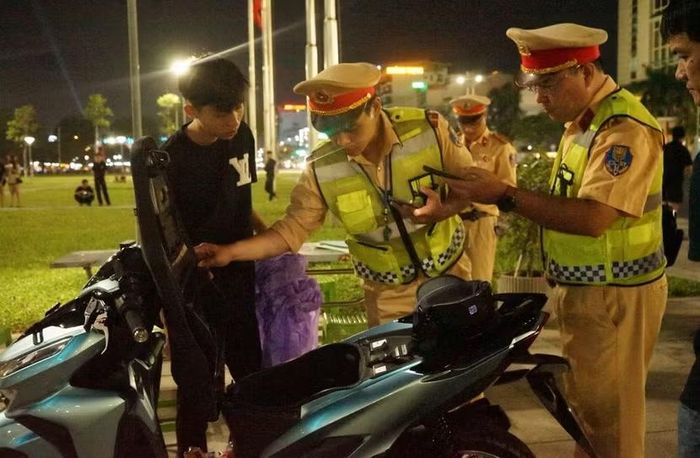 Lực lượng CSGT kiểm tra hành chính đối với thanh thiếu niên điều khiển phương tiện có dấu hiệu vi phạm. (Ảnh: CAĐN)