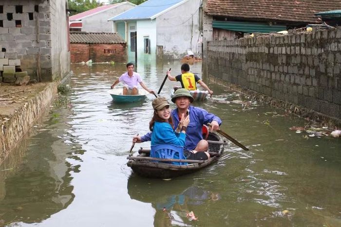 Phóng viên tác nghiệp tại “rốn lũ” Chương Mỹ (Hà Nội) năm 2017