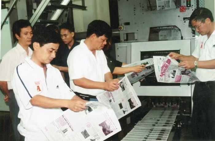 Các đồng chí trong Ban Biên tập Báo An ninh Thủ đô thời kỳ 1994 - 2016 kiểm tra những bản in trước khi báo đến tay bạn đọc