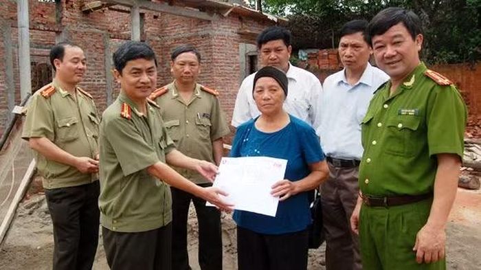 Nhà báo, Thượng tá Nguyễn Trọng Nghĩa - Phó Tổng Biên tập Báo An ninh Thủ đô thời kỳ 1995 - 2016 trao quà tặng thân nhân các gia đình chính sách tại Thạch Thất, Hà Nội năm 2012