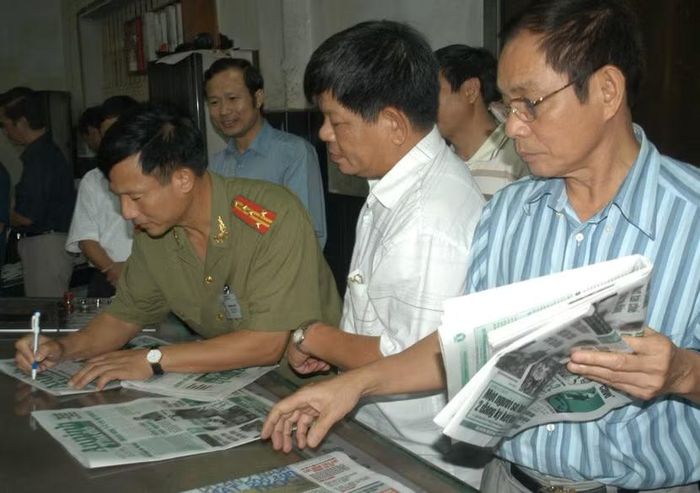 Thiếu tướng Trần Long Xuyên, Phó Bí thư Đảng ủy, Phó Giám đốc Công an thành phố Hà Nội (bên trái); Thiếu tướng Phạm Chuyên, Giám đốc Công an thành phố Hà Nội thời kỳ 1996 - 2005 (bên phải) và Đại tá Đào Lê Bình, Tổng Biên tập Báo An ninh Thủ đô thời kỳ 1994 - 2015 (ở giữa) ký lưu niệm vào những bản in đầu tiên khi Báo An ninh Thủ đô bắt đầu ra hàng ngày, năm 2006