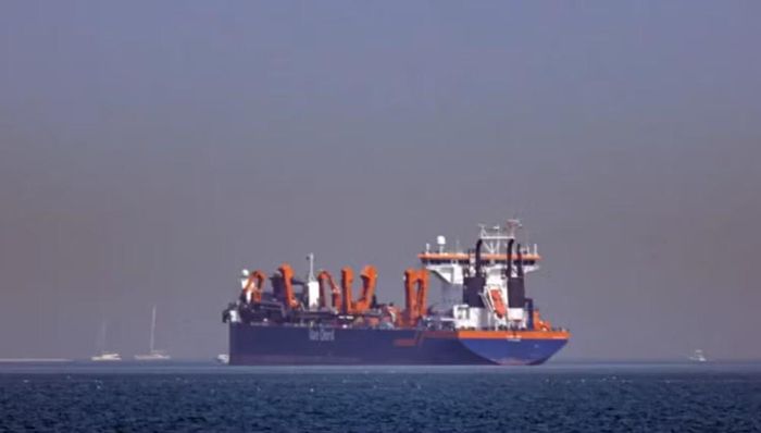 Iran về cơ bản đã đóng cửa Hormuz từ khi xung đột với Mỹ và Israel bùng phát hồi tháng 2. Tehran cũng để ngỏ khả năng thu phí tàu thuyền qua eo biển, nhưng Washington phản đối.