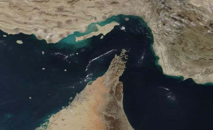 Không quốc gia nào đơn phương kiểm soát toàn bộ eo biển. Bờ phía bắc thuộc Iran, trong khi bờ phía nam thuộc Oman và UAE. Các tuyến hàng hải quốc tế đi qua hải phận của Iran và Oman.