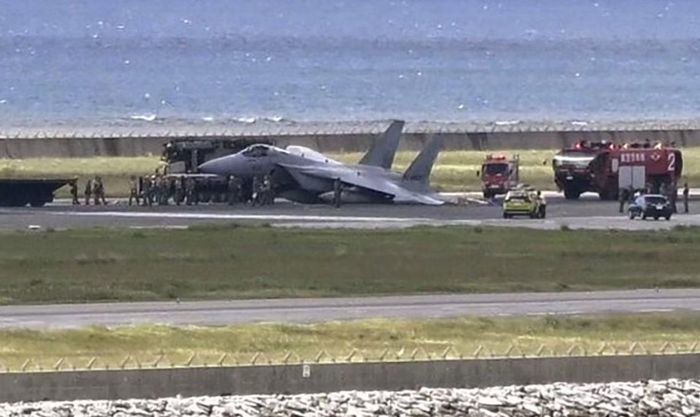Chiếc F-15J bị sập càng và trượt trên đường băng sau khi đáp xuống sân bay Naha, tỉnh Okinawa, Nhật Bản ngày 18/8.