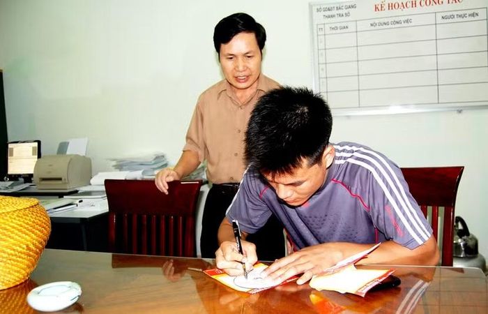 Phóng viên An ninh Thủ đô có mặt để cùng chứng kiến và trao đổi với đại diện Sở Giáo dục - Đào tạo Bắc Giang khi thầy giáo tố giác tiêu cực đưa ra bằng chứng phản ánh gian lận thi cử tại trường THPT DL Đồi Ngô