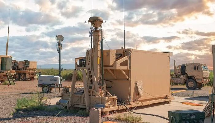 Radar AN/MPQ-64 Sentinel đóng vai trò phát hiện và theo dõi mục tiêu cho hệ thống. Radar này cung cấp dữ liệu để đơn vị phòng không xác định hướng tiếp cận của mục tiêu và tổ chức đánh chặn.