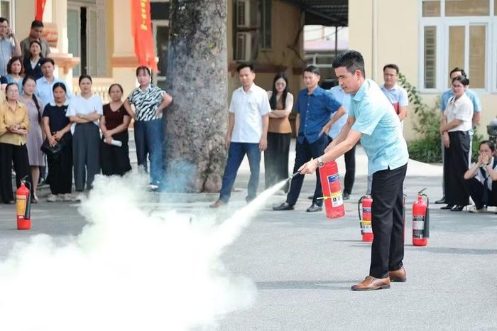 Học viên thực hành sử dụng phương tiện PCCC