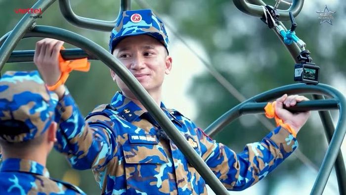Ca sĩ Phan Mạnh Quỳnh có màn “hoa mắt chóng mặt” khi trải nghiệm nội dung huấn luyện tiền đình.