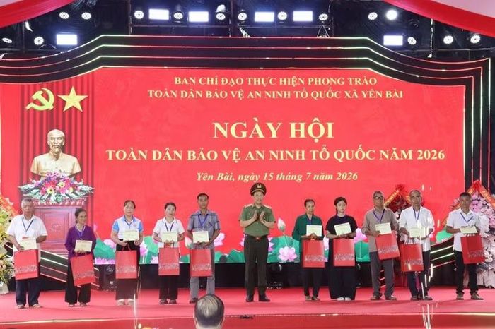 Thượng tướng Lê Văn Tuyến, Ủy viên Trung ương Đảng, Thứ trưởng Bộ Công an, Trưởng Ban Chỉ đạo thực hiện phong trào Toàn dân bảo vệ an ninh Tổ quốc Trung ương dự “Điểm” Ngày hội tại xã Yên Bài