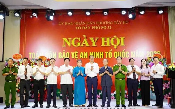 Thiếu tướng Lê Văn Tuân, Phó Giám đốc Công an thành phố dự ngày hội Toàn dân bảo vệ an ninh Tổ quốc tại phường Tây Hồ