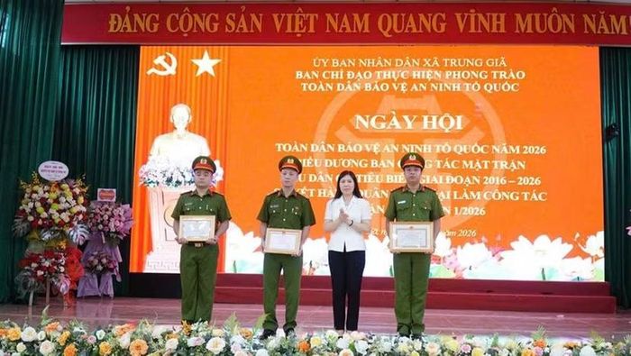 Đồng chí Trần Thị Phương Hoa - Thành ủy viên, Phó Chủ tịch Thường trực Ủy ban Mặt trận Tổ quốc Việt Nam thành phố Hà Nội trao khen tại Ngày hội ở xã Trung Giã