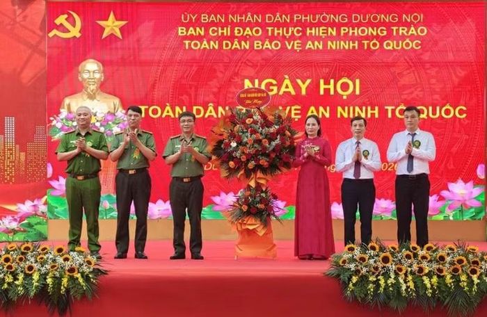 Đại biểu tặng hoa chúc mừng Ngày hội tại trường THCS Lê Quý Đôn - phường Dương Nội