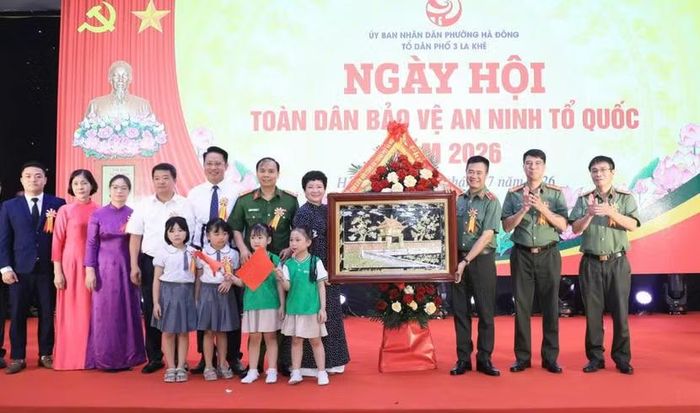Thay mặt Đảng ủy - Ban Giám đốc, Thiếu tướng Nguyễn Ngọc Quyền - Phó Bí thư Đảng ủy, Phó Giám đốc CATP Hà Nội tặng quà và hoa chúc mừng phường Hà Đông