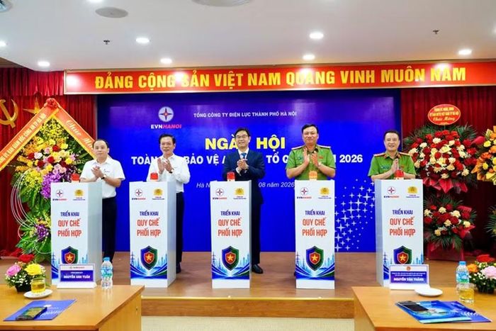 Các đồng chí lãnh đạo thực hiện nghi thức phát động triển khai Quy chế phối hợp số 05/QCPH-CATP-EVNHANOI giữa Công an thành phố Hà Nội và Tổng công ty Điện lực thành phố Hà Nội.
