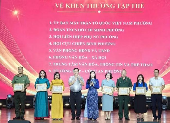 Đồng chí Trần Thị Phương Hoa, Thành ủy viên, Phó Chủ tịch Thường trực Ủy ban Mặt trận Tổ quốc Việt Nam thành phố Hà Nội trao khen cho các tập thể, cá nhân phường Ô Chợ Dừa