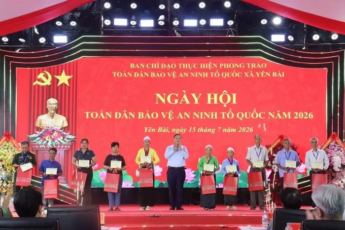 Đồng chí Phạm Gia Túc, Ủy viên Bộ Chính trị, Phó Thủ tướng Thường trực Chính phủ dự và chỉ đạo “Điểm” Ngày hội xã Yên Bài