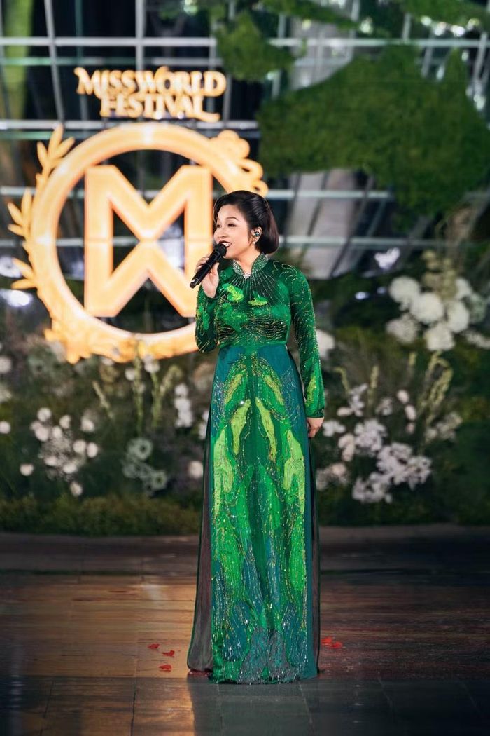 Diva Mỹ Linh tiếp nối bằng "Gió và lá cây". Ca khúc sử dụng phần nhạc của Edward William Elgar, được nhạc sĩ Dương Thụ viết lời Việt